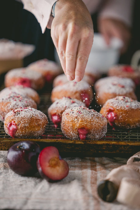 Bomboloni à la prune et crème aux Baies Magiques