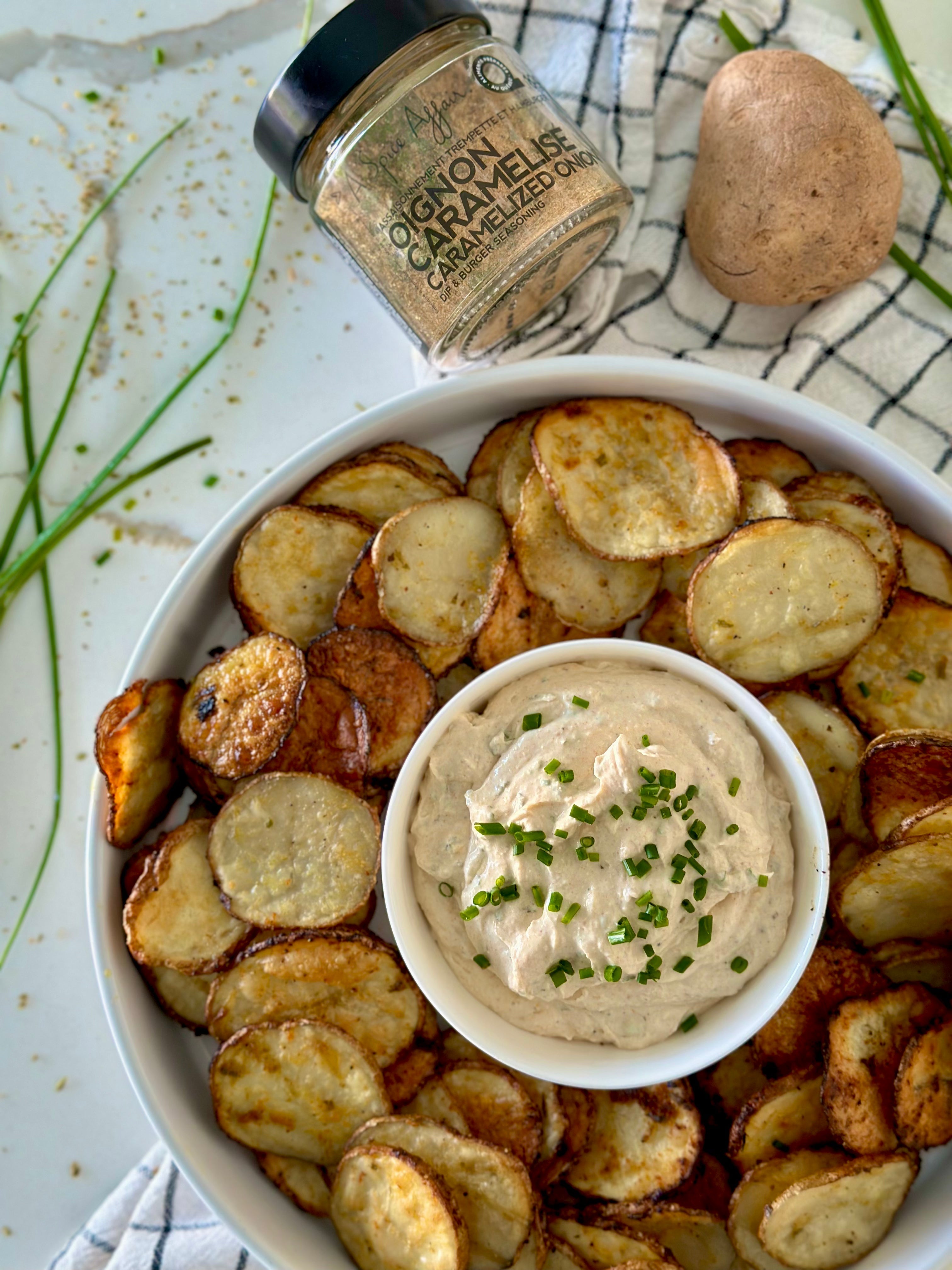CARAMELIZED ONION POTATO CHIPS WITH DIP